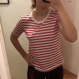 randig t-shirt  - säljer denna randiga t-shirten från zara, säljer pågrund av att jag inte känner att det är min stil riktigt, den är aldrig använd så skicket är som ny. köparen står för frakten 💕