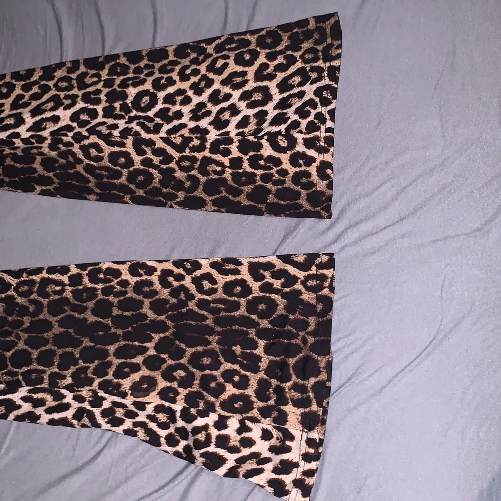 Fina leopard byxor och lite för långa men det går att sy upp och ett väldigt bra skick . Jeans & Byxor.