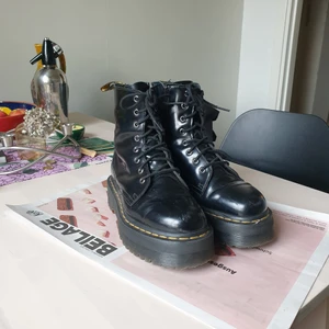 Jadon Dr martens 39  - Säljer ett par välbevarade dr martens med platå, modell Jadon, i storlek 39. Vissa tecken på användning syns på närbild, sista bild. Kan skickas eller möts upp i Göteborg ☀️🌴
