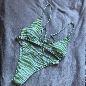Zebra bikini  - Superfin grön zebra bikini, aldrig använd med trosskyddet kvar. Justerbara band och knytning där bak. 