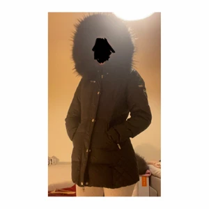 Rock and blue jacket i storlek xs - En dunjacka från rock and blue i svart. Ordinarie pris 2999 kr. Säljer för 1500. Bra skick. Använd några gånger. Bär storlek xs. 