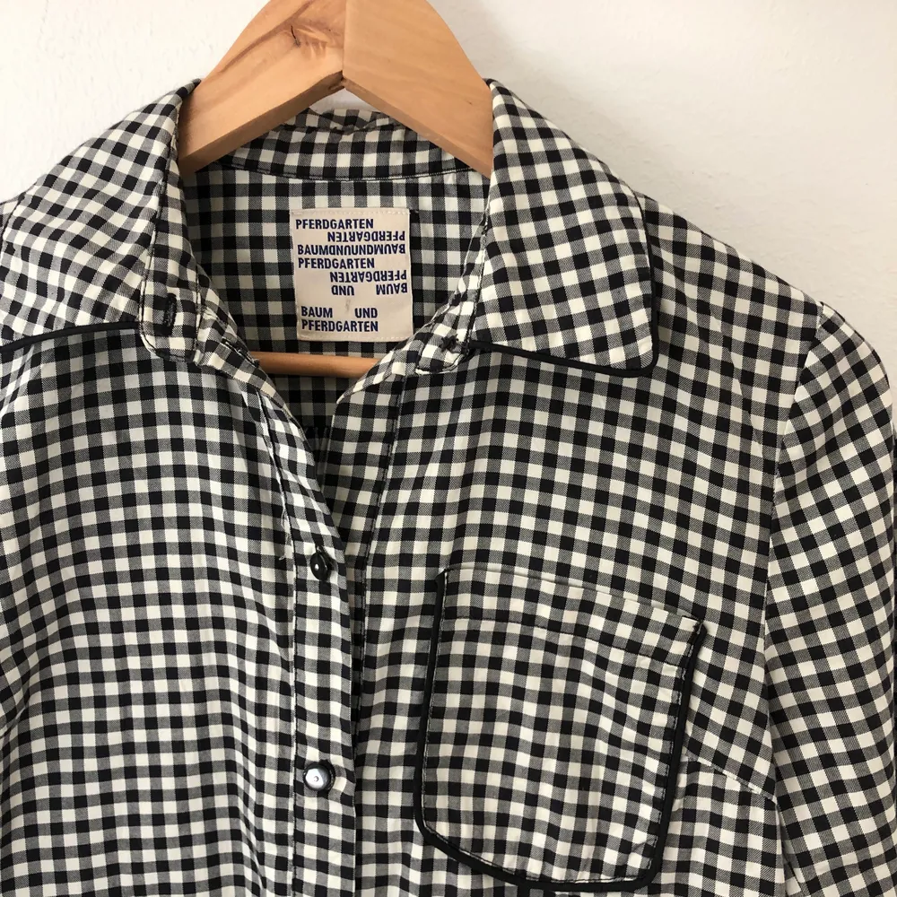 Super söt Baum und pferdgarten skjorta/blus i strl 34 (kan ev passa en 36), i bra skick, knappt använd. Nypris: ca 1200kr. Puserot.