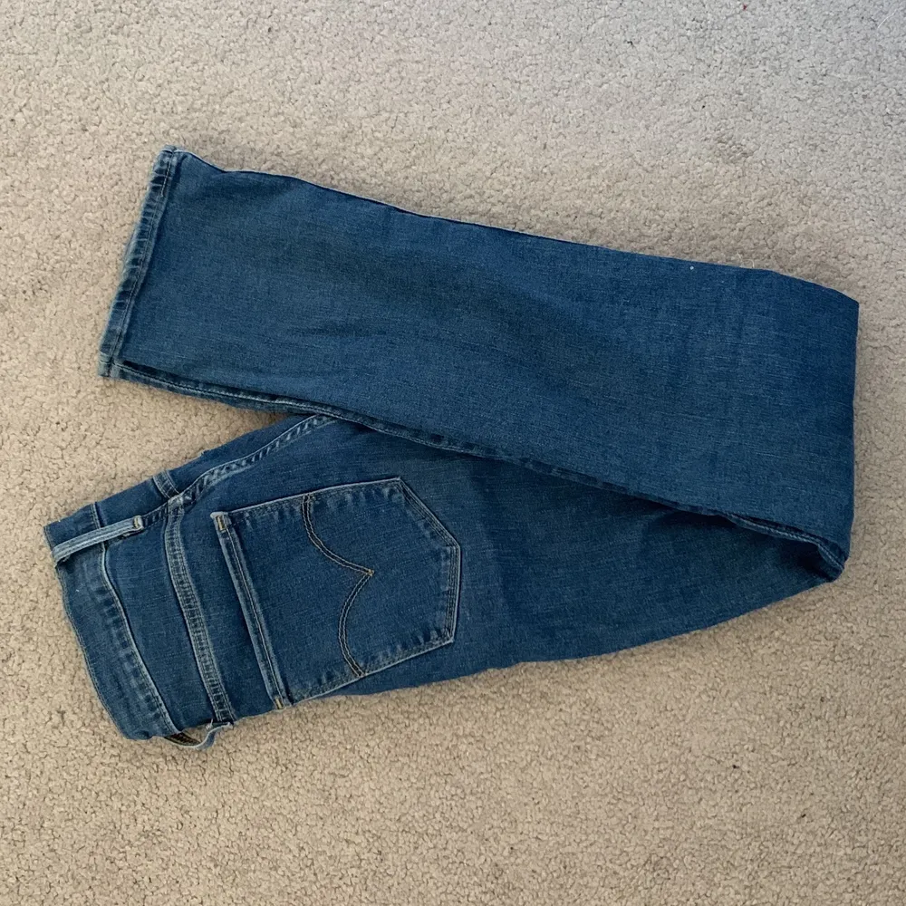 Jättefina Levis jeans i gott skick! Använda ganska mycket men har fortfarande bra passform och är inte slitna. Frakt ingår i priset! 🥰. Jeans & Byxor.