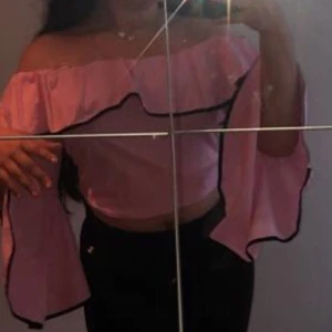 Zara - Säljer en elegant blus kan man säga i färgen rosa. Helt ny, aldrig använt💕💕.                     Jag var tvungen att knyta en Knut bak på ryggen så att det sitter tajtare, som ni kan se på sista bilden💕💕