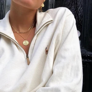 Så fin Ralph lauren half-zip - Så så fin Ralphe halfzip. Använd fåtal gånger och så fin blå färg. Första bilden är lånad men tröjan ser exakt ut så i modellen. Den är oversized och så bekväm. Sjukt snygg lätt en av mina favvo tröjor, men har köpt en liknande och denna kommer inte till användning:/ 