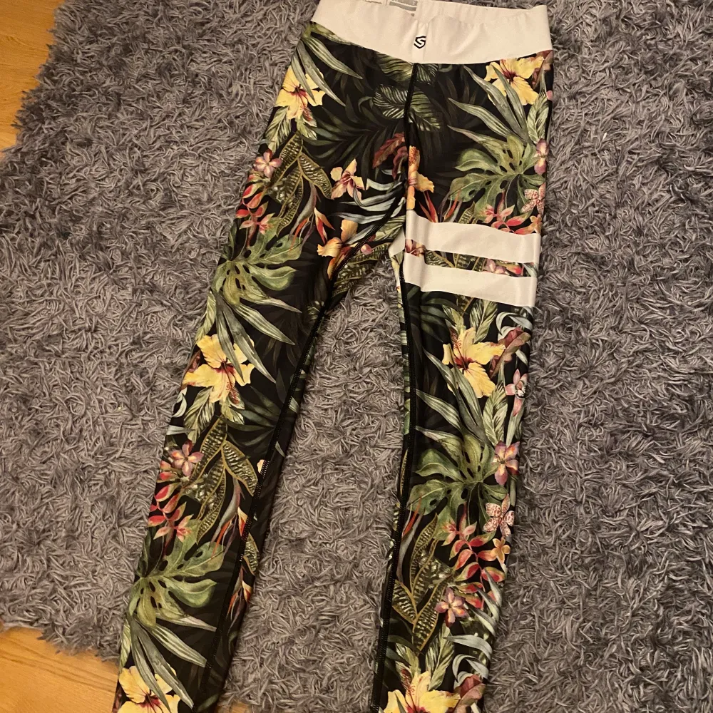 Säljer nästan alla mina Stronger tights då jag redan har mossar av andra. Original priset är 800 och säljer dem för 475. Jeans & Byxor.