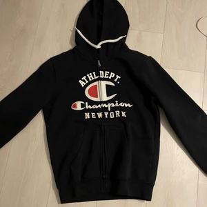 Hoodie Champion - En hoodie från Champion med dragkedja. I toppen skick, knappt använd. Säljer då de va fel stolek. Gör ett fynd!!!!! Buda eller lägg rimligt bud privat för snabb affär. Hämtas i Eskilstuna annars tillkommer frakt 🙂