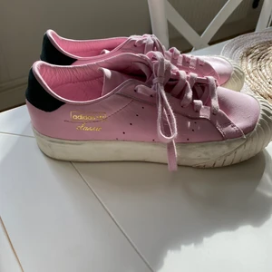 Adidas sneakers  - Adidas sneakers i rosa skinn. Sparsamt använda, super sköna! Dm för fler bilder