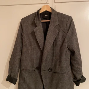 Grå blazer  - Grå blazer från bikbok, sparsamt använt. Ordpris 599kr. Köpren står för frakt 