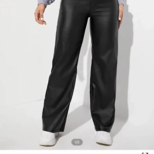 Skinnbyxor  - Helt nya, lite för små i midjan men annars skitsnygga, väldigt snyggt material. Skriv för fler bilder💕