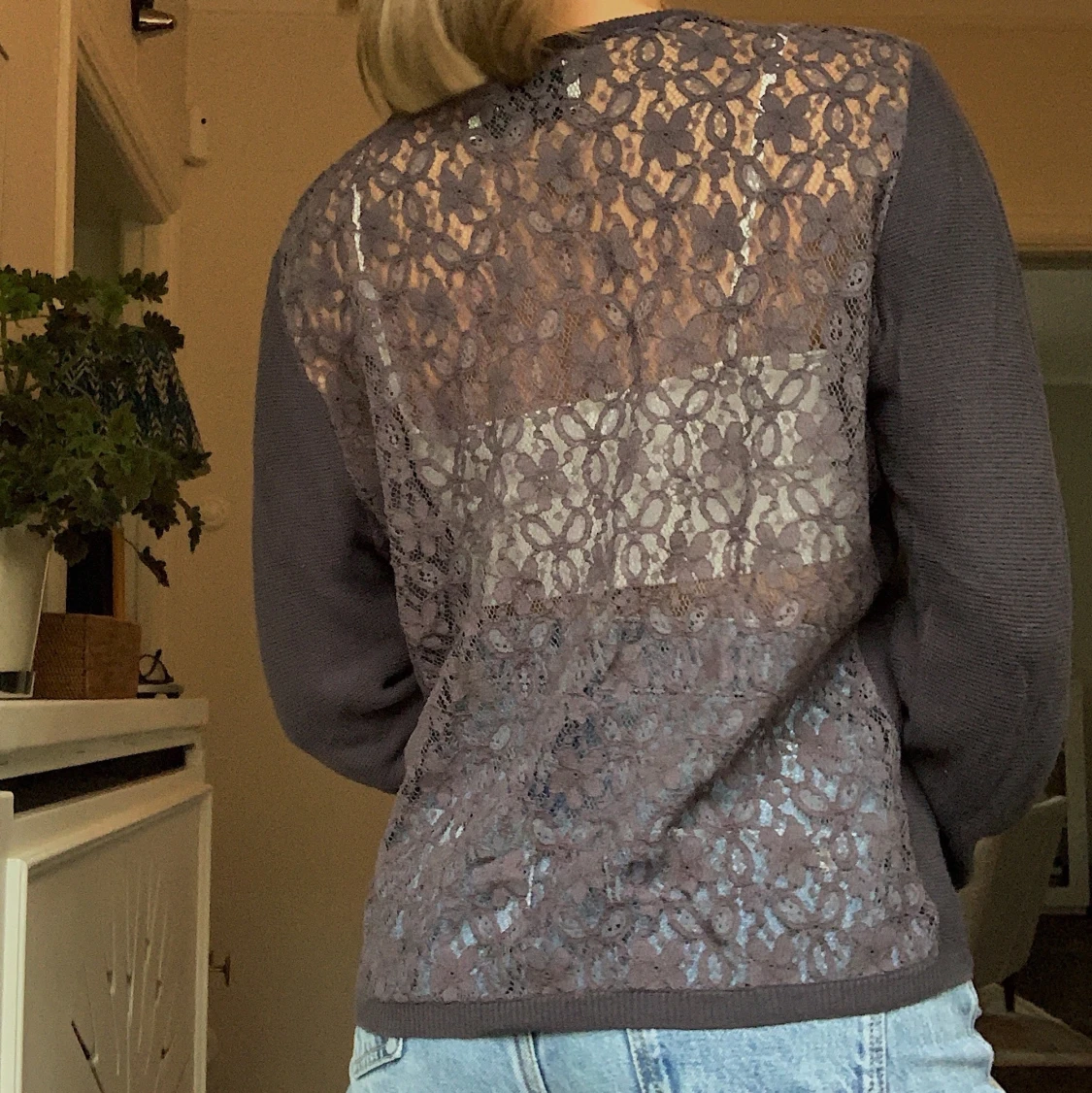 Söt kofta med spets i ryggen - 91