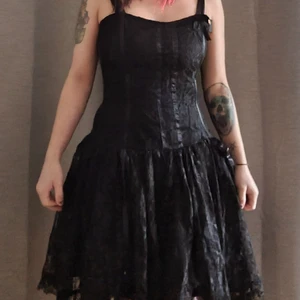 Svart lace klänning - En supersöt Svart klänning med lace. Ifrån Poizen storlek S men passar medium