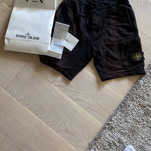 Stone island shorts - Ett par Stone island shorts som tyvärr har fått lite solfläckar men annars felfri. Kom med bud