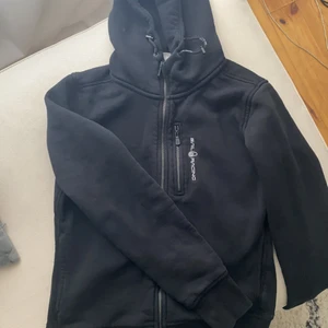 Sail racing hoodie - Tvättad 2-3 gånger, inte nopprig! Sparsamt använd med andra ord!😄 rätt liten i storleken så rekommenderar de som har S men passar de som har mellan S och M också!