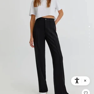 Kostymbyxor  - Säljer ett par svarta kostymbyxor från Pull & Bear. Helt oanvända och ligger fortfarande i paketet, säljer pga kan inte göra någon retur.  