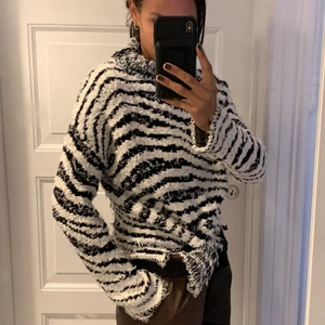 By Malene Birger sweater str. S - Zebrastribet højhalset sweater. Pasformen er boxy og materialet er super blødt