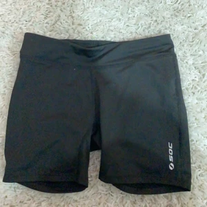 Svarta träningsshorts  - Säljer nu dessa snygga svara träningsshortsen då den blivit försmå för mig. Så gott som nya, finns inga märken/hål i. Köpta på stadium. Köptes för 200 och säljer för 100! ❤️