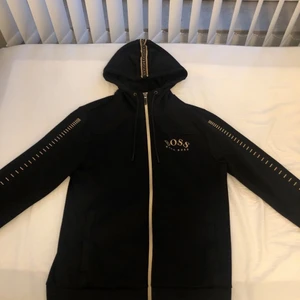 Hugo boss  - Hej jag säljer min äkta  Hugo boss kofta I storlek s nyskick knappt använd har du frågor, de bara skriva pm