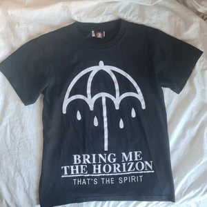 Bring me the horizon tee-shirt - Bring me the horizon tee-shirt köpt i Barcelona ca 2015. Använd runt 3-4 gånger. Ända tecken på användning är lite slitning på trycket frpn tvättmaskin.