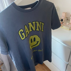 Ganni tshirt  - Säljer denna skit coola tshirt från ganni, buda gärna❤️