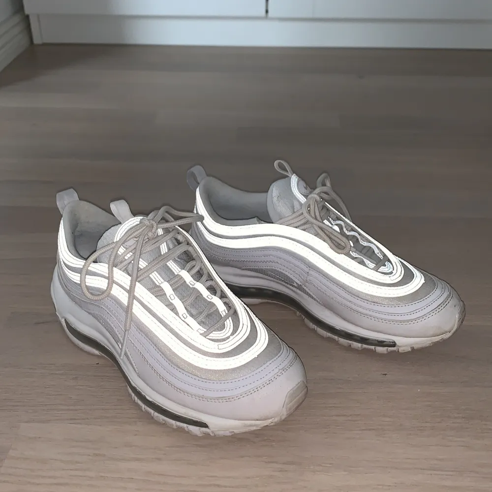 Intressekoll på mina air max 97:or som är använda max 3 gånger. Stått i en byrå i ett år och kommer inte till användning, tråkigt de dem är as feta! Säljer endast vid ett bra bud. Köpta för 1200 kr men ligger just nu på 1450! Unisex!. Skor.