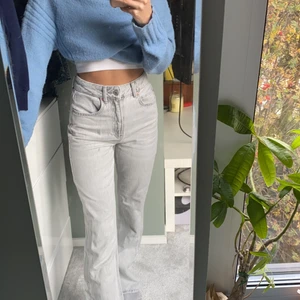 Gråa jeans - Säljer dessa super fina jeans i en superfin färg. De har en slits nedtill som en superfin detalj. Hör av er för fler frågor 💕