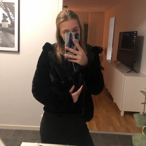 Supermysig jacka - Supermysig jacka i fuskpäls från märket Only. Säljer eftersom att den tyvärr inte kommer till användning längre. Jackan är i superfint skick med två fickor fram och en luva bak. Den är perfekt nu när de är lite kallare ute och klarar utan problem kylan under en hel vinter! Köptes från Nelly för 559kr! Hör gärna av dig för fler bilder!