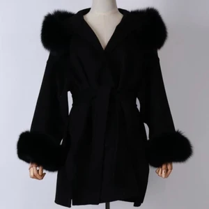 Svart pälskappa   - En jättefin svart pälskappa i jätte fint skick. Äkta päls. Den är köpt från Luxeswe och är i storlek XS. Ej oversized. 