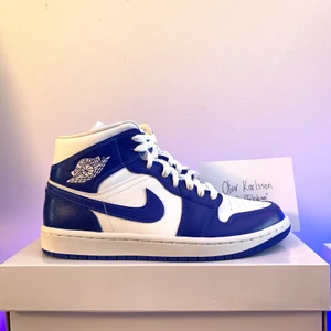 Jordan 1 Mid Kentucky - Hej!  Säljer ett par helt nya Jordans, aldrig användna endast upptagan för denna bild. Storlek 39 1400kr + frakt  Hör av er om ni har frågor!
