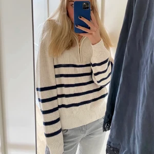 Stickad tröja  - Säljer denna super populära slutsålda tröja! Nyskick då den endast är använd två gånger💕 köp dirket för 400kr