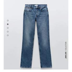 Säljer dessa sjukt snygga midrise jeans från zara, säljer dem då de inte längre kommer till användning🤍 i bra skick och köparen står för frakt, nypris var 350+50 kronors frakt🤍