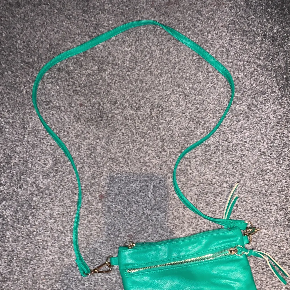 Supersöt axelbands väska i en trendig grön färg!😍 Bjuder frakt. Väskor.