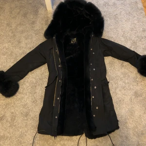 Parka jacka - Hej! Säljer min Parka jacka som endast är använd fåtal gånger och är i bra skick. Den är varm mycket varm och i storlek s men passar mig som bär xs och är 155cm. 