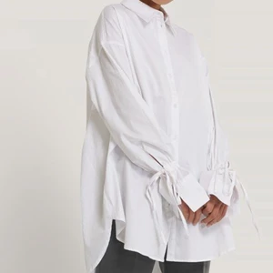 NA-KD SKJORTA - Säljer skjortan i nyskick då den var för stor på mig, den är lite oversize och så fin!! Bilderna är från NA-KDs hemsida och den ser precis likadan ut. Köparen står för frakten. Några storlekar är nästan slut så snart slutsåld