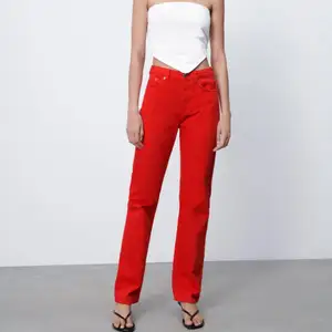 Säljer mina röda mid waist jeans från Zara! Använda endast 2 gånger 