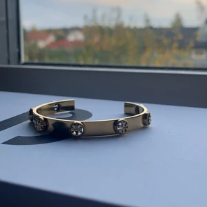 Tory burch - Riktigt fint armband. Har använt några gånger, köptes för runt 1000-1300kr, lägsta bud är 300+frakt! (Du måste buda över 300)💞 den är i ett bra skick och sitter bra på handen (justerbar). 