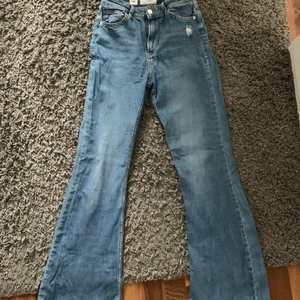 Bootcut jeans - Blåa bootcut jeans, använda några gånger,skriv för fler bilder