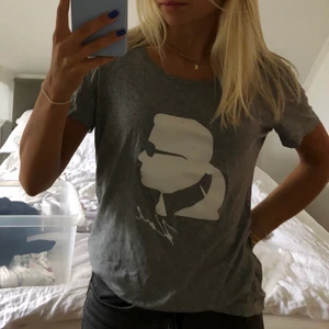 Karl Lagerfeld t-shirt - Jätte fin grå Karl Lagerfeld tröja. Nypris: 900kr