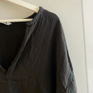 Mörkgrå blus - Blus från zara i mjukt tyg med två fickor.