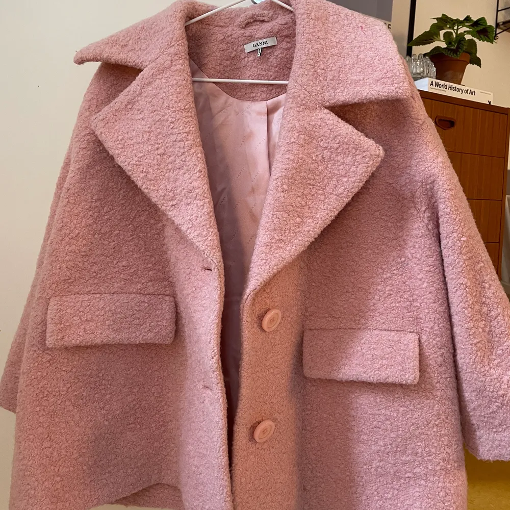 Säljer min jättefina rosa jacka från Ganni! Den är i väldigt fint skick, använder den tyvärr inte tillräckligt mycket för att behålla! Fraktar gärna eller möts upp i Stockholm!. Jackor.