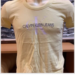 Calvin klein gul tshirt superfin helt ny - Gul ck tröja superfin finns i olika storlekar skriv för önskad storlek❤️ Alla är splitternya med prislappen kvar/priset skriv privat för önskad storlek så fixar jag de🥰💞 Bjuder frakt 500kr/st