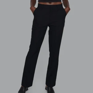 Bikbok kostymbyxor - Ett par svarta kostymbyxor från bokbok. Storlek 40 men sitter som en 38. Bra skick. Pris kan diskuteras. Ställ gärna frågor. 