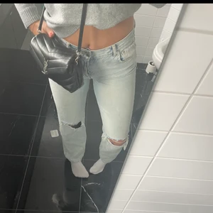 Snygga jeans - Säljer dessa skit snygga ljusblå midrise jeans köpt för 600kr🥰