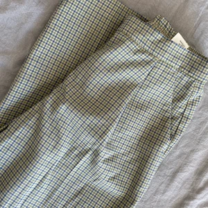 perfekta sommarbrallorna - jag säljer ett par jättesöta grönblå rutiga byxor som jag köpt på Monki då de är för små:( de är i minsta storleken så passar en XS💗 sitter jättefint runt midjan!