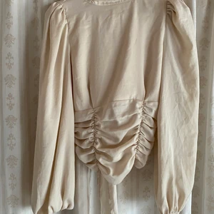 Blus med öppen rygg - Champagne färgad blus från Gina tricot 