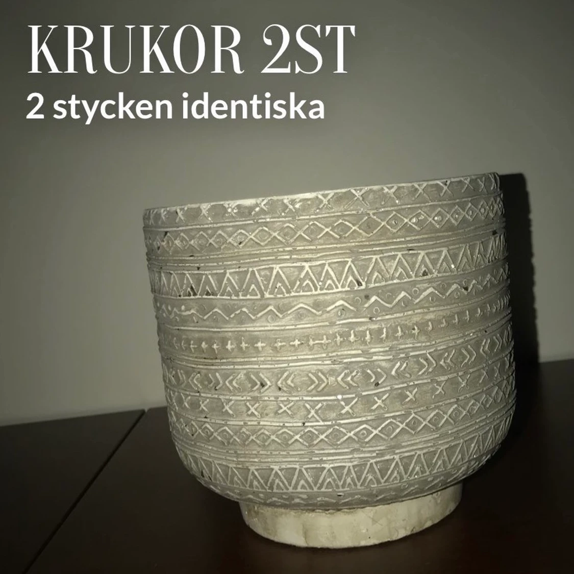 Två stycken krukor, identiska.