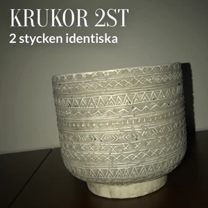 Två stycken krukor, identiska. - Två likadana krukor , mellan storlek! 