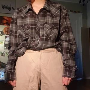 Skjorta  - En grå skjorta med ruttigt mönster:)