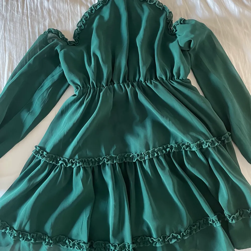 Grön klänning från Na-kd, storlek 36. Använd en gång 💚 frakt tillkommer! . Klänningar.