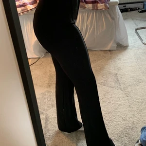 Kostymbyxor - Jättefina svarta, högmidjade kostymbyxor i väldigt skön material och bra skick 🤌🏽 Är 174 cm lång! För mer frågor skicka privat ☺️😇🥰